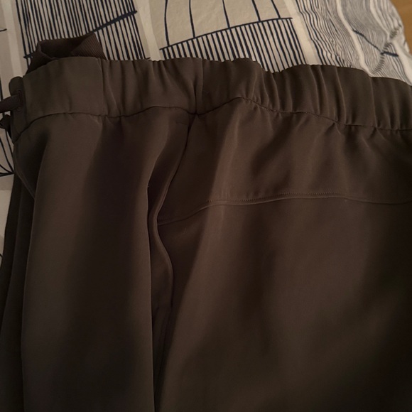 Lululemon on the fly jogger dark olive sz 8 hardly worn EUC $118 - Picture 7 of 8